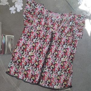 Adorable artistic top. Three pink hearts.